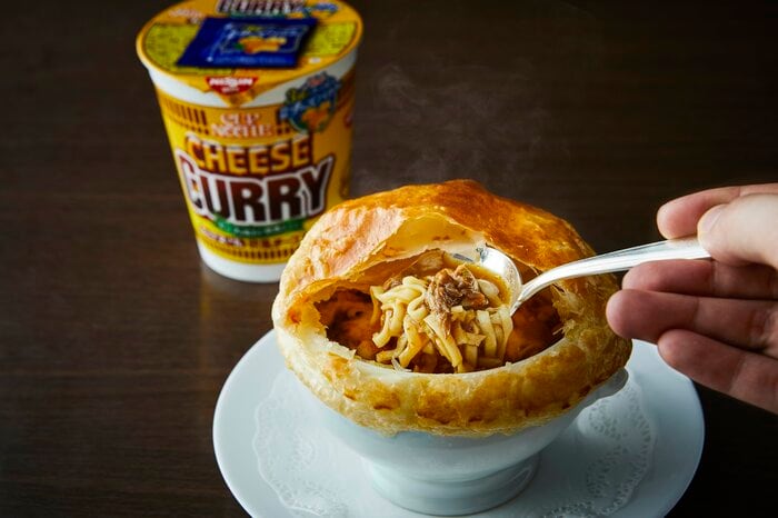 オールデイダイニング<樹林>欧風チーズカレーのポットパイスープ(提供:京王プラザホテル)