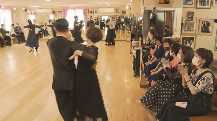 練習の成果を披露し合う「ダンスパーティー」