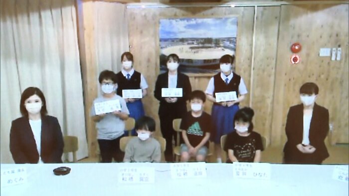 懇談後 オンラインで取材を受ける「よしのこども園」を利用する小学生と職員 (起立しているのが小学5年の大谷くん)