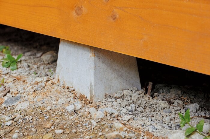 小屋はコンクリートブロック上に建てられていることが多い。(写真/星 亘)