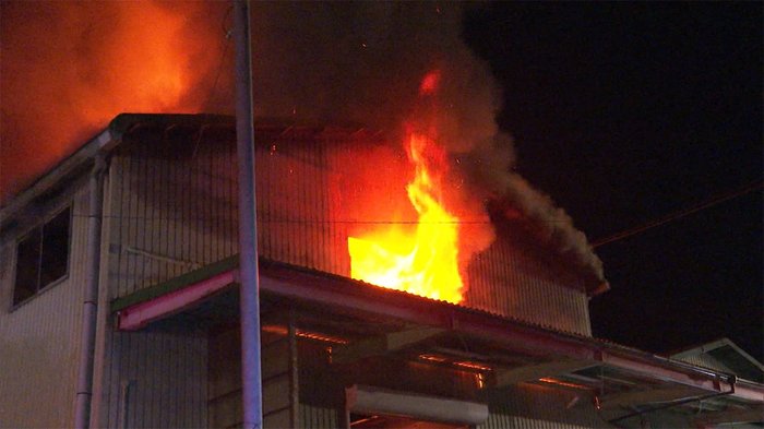 花火メーカー倉庫など全焼 消防団員ら原材料運び出し