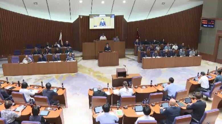 福岡県政の信頼回復を求める決議案　久留米市議会が全会一致で可決　「“お金の解明”なくして正常化はない」｜FNNプライムオンライン