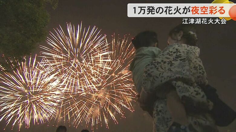 「音楽花火を楽しく見た」「また来年も来たい」約1万発の花火が夜空を彩る　熊本の夏の風物詩『再春館製薬所 TKU 江津湖花火大会』約12万5000人が来場｜FNNプライムオンライン