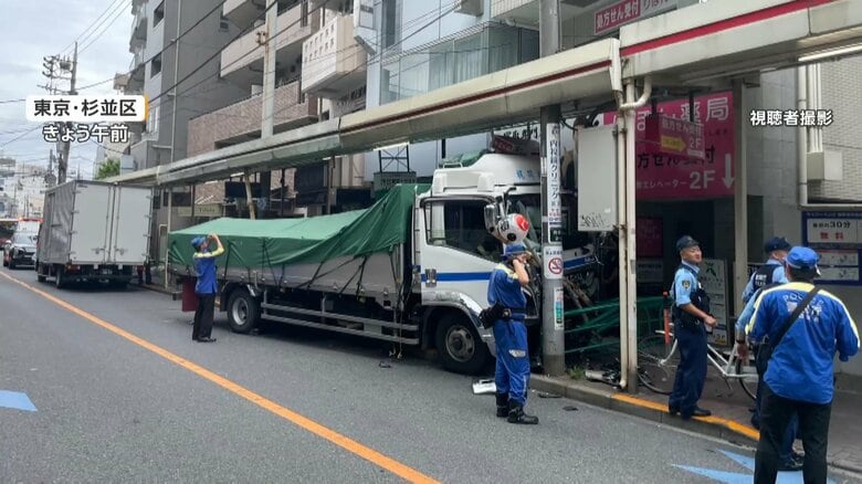 「人が歩いていたら大事故に」商店街で中型トラックが歩道乗り上げ電柱に激突　運転手を搬送　東京・JR西荻窪駅近く｜FNNプライムオンライン