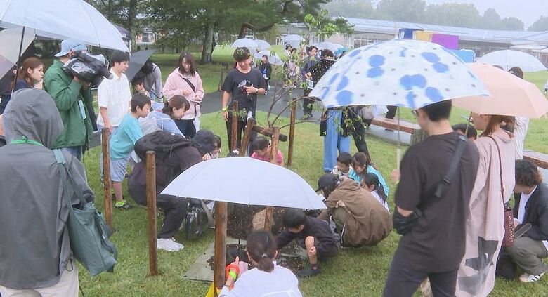 「大きくな～れ」　開業30年の軽井沢のショッピングプラザで植樹　SDGs週間を前に親子でハナモモ植える｜FNNプライムオンライン