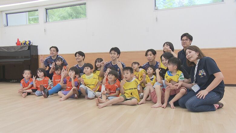 Fリーグ バサジィ大分の選手と監督　保育園でミニゲームなど交流　大分｜FNNプライムオンライン