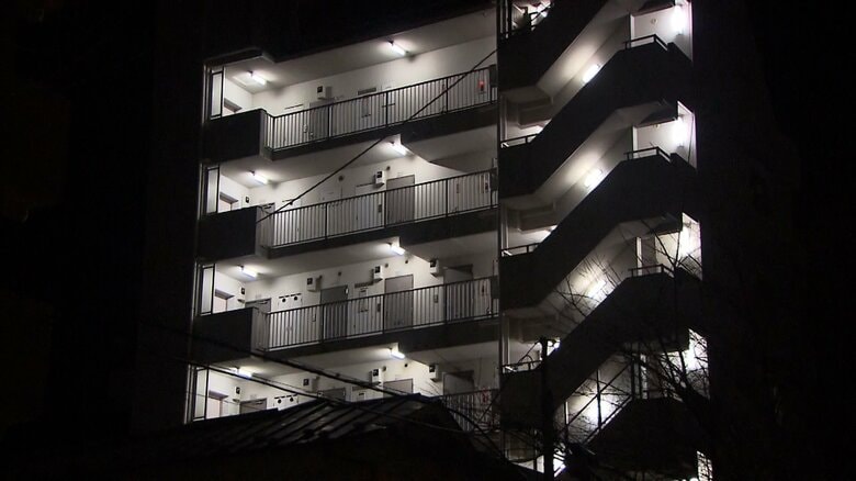 【何が】目鼻口など顔面に傷…マンション5階通路で倒れていた男性が死亡　50代くらいで事件に巻き込まれた可能性も　横浜市｜FNNプライムオンライン