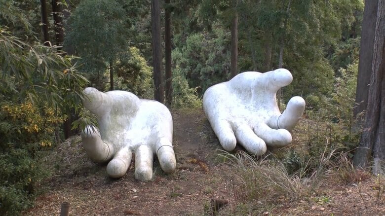 【怖い…】山中に巨大な白い手　謎の物体は“健康祈願”！？｜FNNプライムオンライン