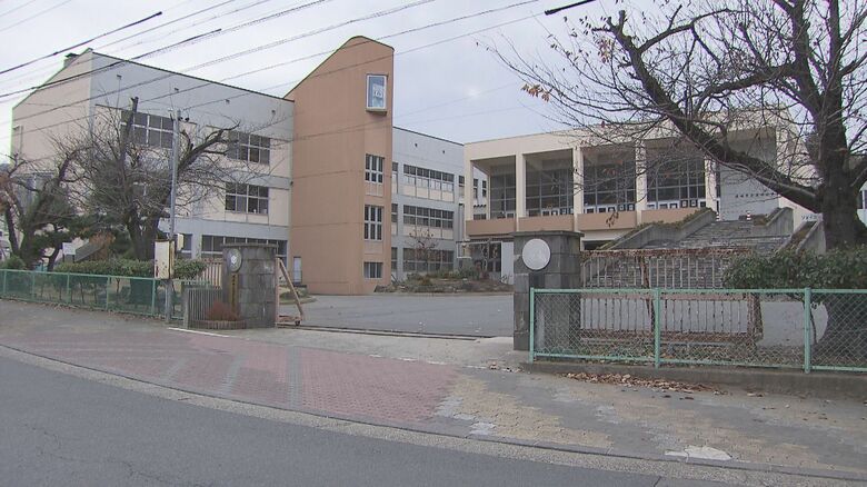 子グマが小学校の正門脇のフェンスに体当たり「明日から学校、大丈夫かな」　約500メートル離れた博物館では約1メートルのクマ　保育園近くでは子グマの目撃　長野県須坂市で目撃相次ぐ　警察が注意呼びかけ｜FNNプライムオンライン