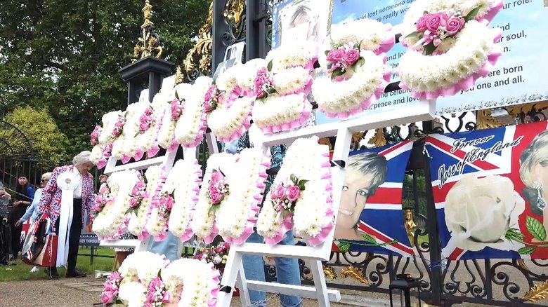 ケンジントン宮殿の前に手向けられた沢山の花束やカード