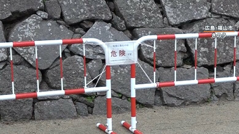 石垣の前に設置されたバリケード