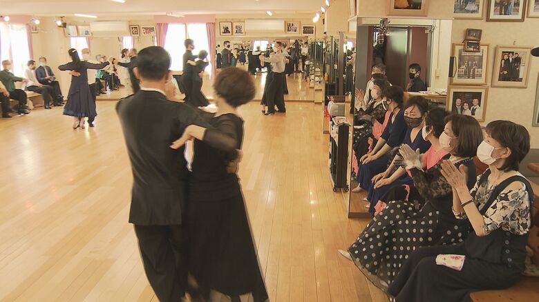 練習の成果を披露し合う「ダンスパーティー」