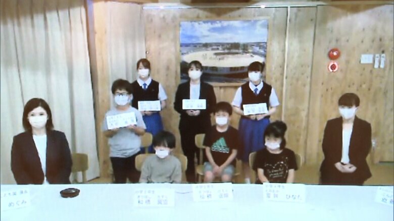 懇談後 オンラインで取材を受ける「よしのこども園」を利用する小学生と職員 (起立しているのが小学5年の大谷くん)
