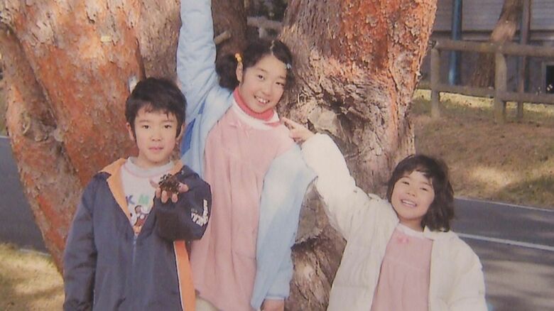 津波の犠牲となった　長女・花さん（中・当時13）、長男・侃太さん（左・当時10）、次女・奏さん（右・当時8）