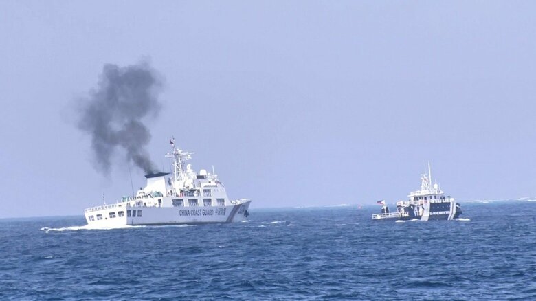 フィリピン船の進行を何度も遮る中国船