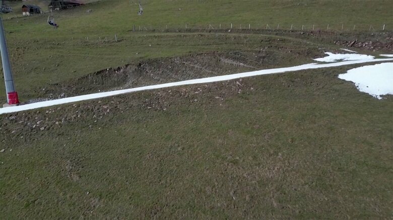 暖冬による雪不足に悩まされるスイスのスキー場