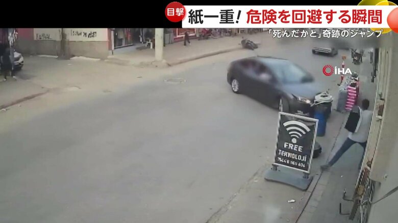 コントロールを失い店に突っ込む直前の車