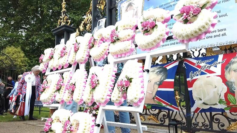 ケンジントン宮殿の前に手向けられた沢山の花束やカード