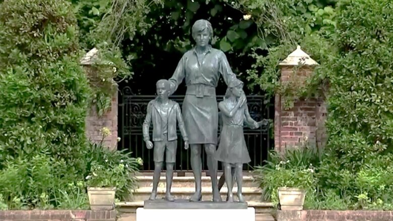 きりりとした表情でしっかりと前を向くダイアナ妃の銅像