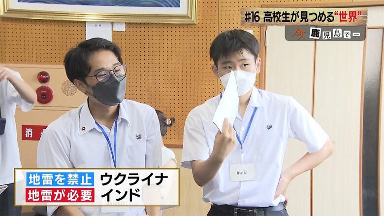 ウクライナ大使役・外園響希さん（左）とインド大使役・二石修輔さん（右）