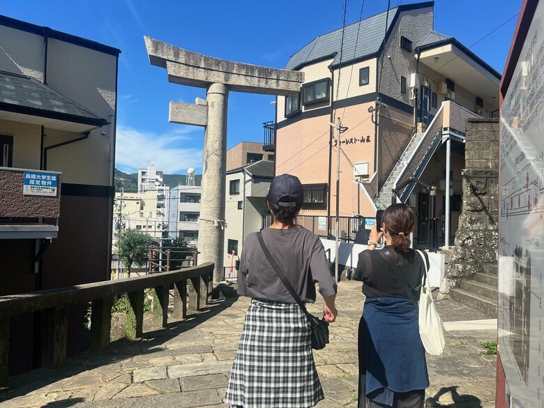 参道にある「一本柱鳥居」