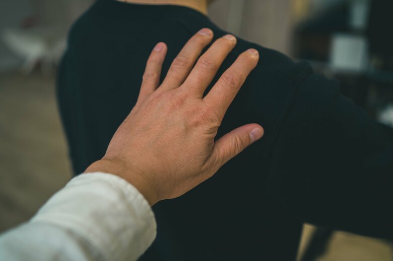 孤立している人への目が必要（イメージ）