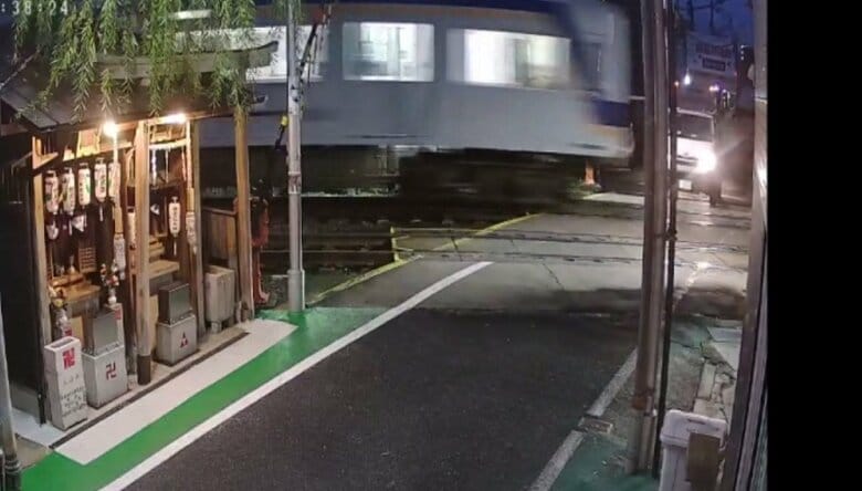 電車に気づいた車が急ブレーキ（視聴者提供・防犯カメラより）