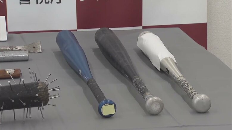 現場の公園からは大量の凶器が押収された。
