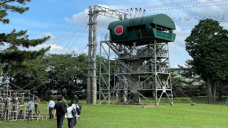 習志野駐屯地に設置された高さ11mの跳出塔