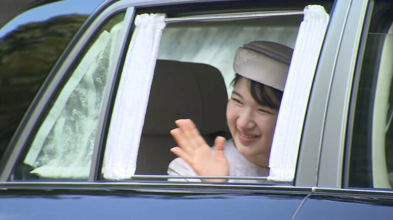 笑顔で手を振り、上皇ご夫妻のもとに向かわれた愛子さま（10月20日午前）