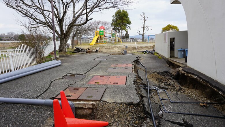能登半島地震で地面が崩れ落ちる（ななおあいじこども園）