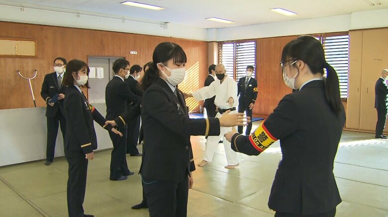 訓練では、駅員らが、警察官から護身術を教わる場面もあった