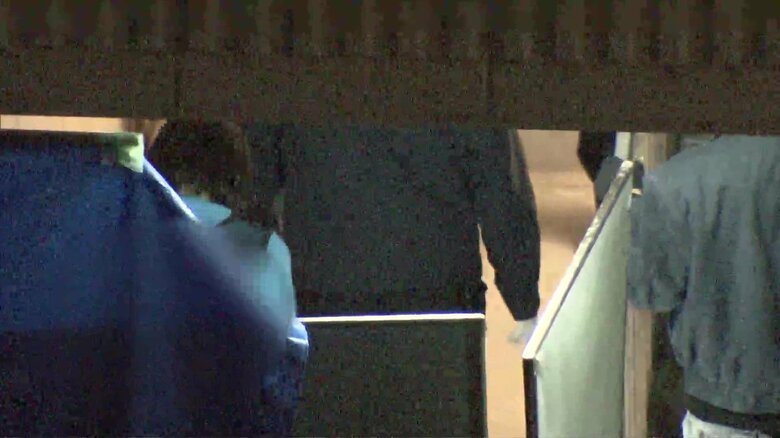 移送される安福久美子容疑者(69)