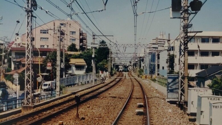 地下化する前の下北沢駅周辺。 真ん中辺りの踏切は下北沢2号踏切。(下北沢3号踏切の下り線側に立って撮影)