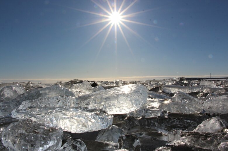 ジュエリーアイスの正体は凍った川だった（提供：豊頃町）