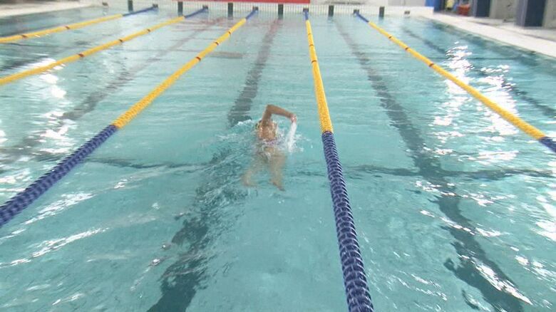 休憩時間に泳ぐ小山選手