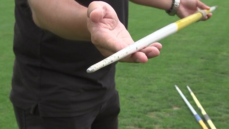 男子生徒が刺さったやりの後ろの部分