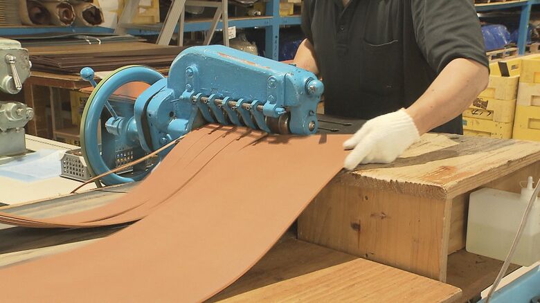 「小断」帯状に切り出した革をベルトの幅に裁断