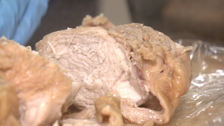 鶏むね肉は湯せん3分で火を止め、鍋の中で40分寝かせる。