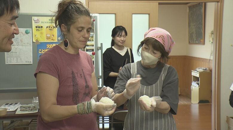 おむすびづくりに挑戦　地元の人たちのフォローで上手に三角おにぎりを作れるように