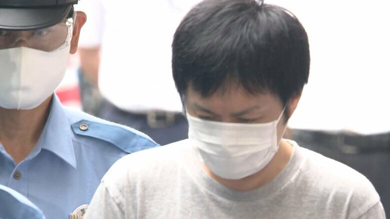 容疑者は、終始、うつむきながら、警察車両に乗せられた
