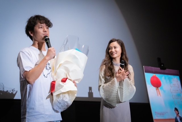 舞台挨拶する竹内監督（左）と小島瑠璃子さん（右）