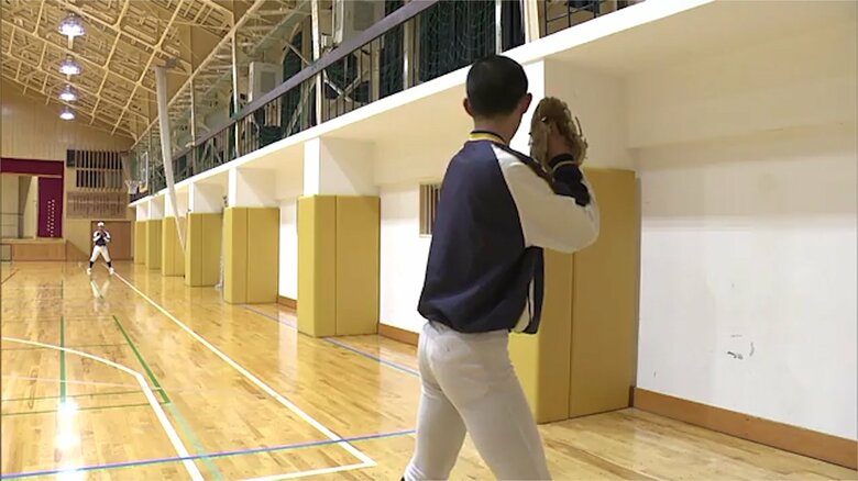 体育館で練習する只見高校野球部員