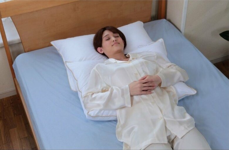 枕を2つ使った上体の起こし方（提供：加賀さん）