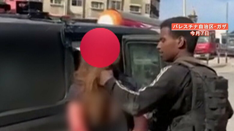 髪をつかまれて乱暴に車に乗せられる女性