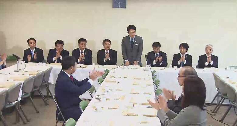 10月22日 厚労部会で挨拶する小泉氏