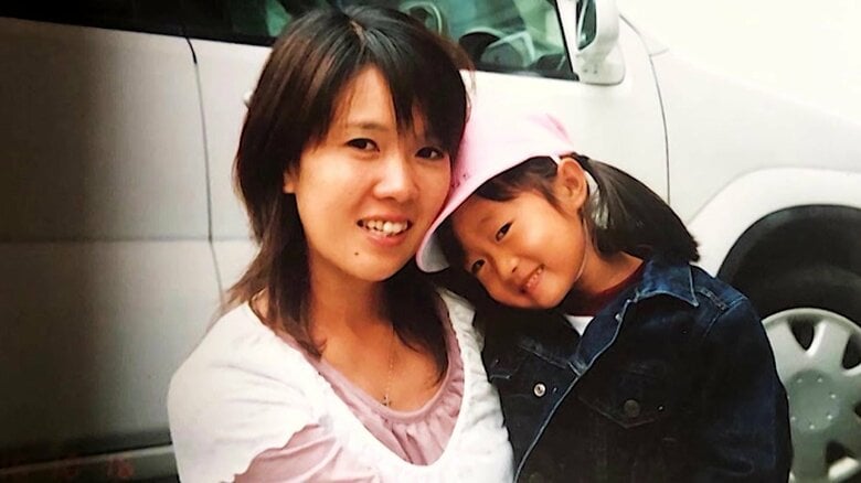 右：幼少期の宮澤ひなた　左：母の貴代さん　（チーム提供）