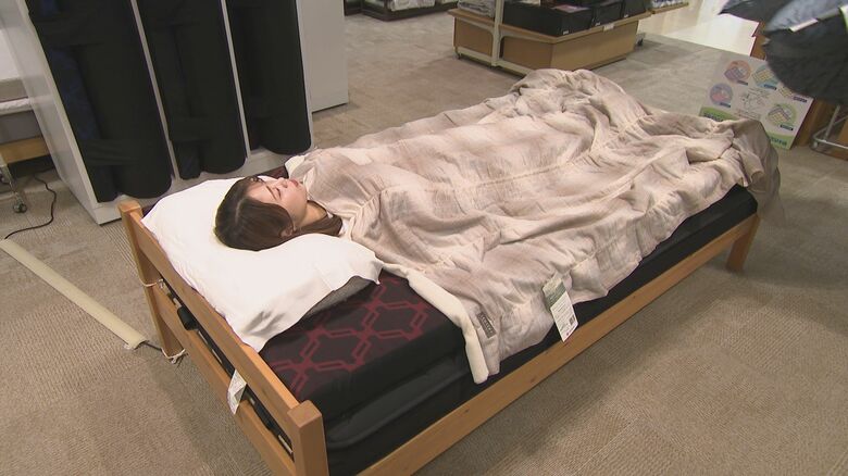 羽毛布団の下に“吸湿性の高いシーツ”を挟む