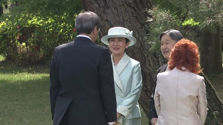 北川進さんと懇談される両陛下