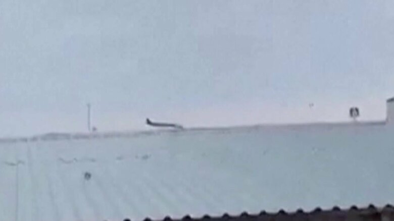 地上に向けて降下を続ける旅客機